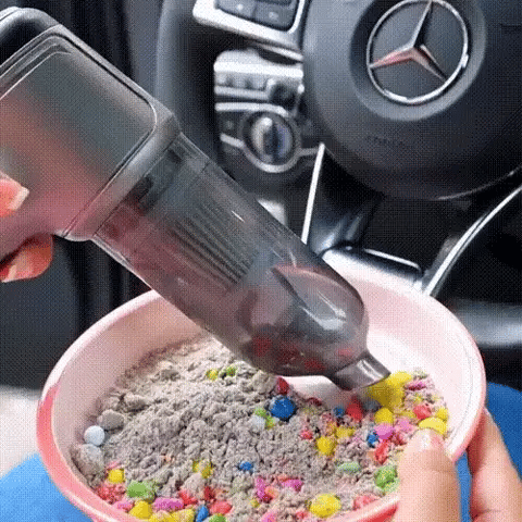 Mini usisivac za auto